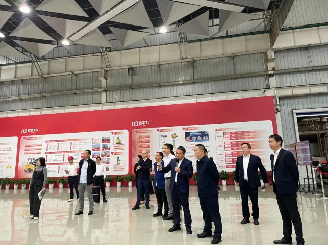 長沙經開區黨工委委員、管委會副主任賴坤明一行走訪調研三一機器人